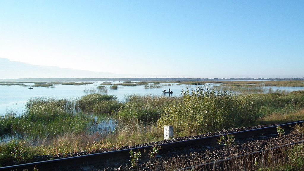Zalew Siemianówka z nasypu kolejowego.