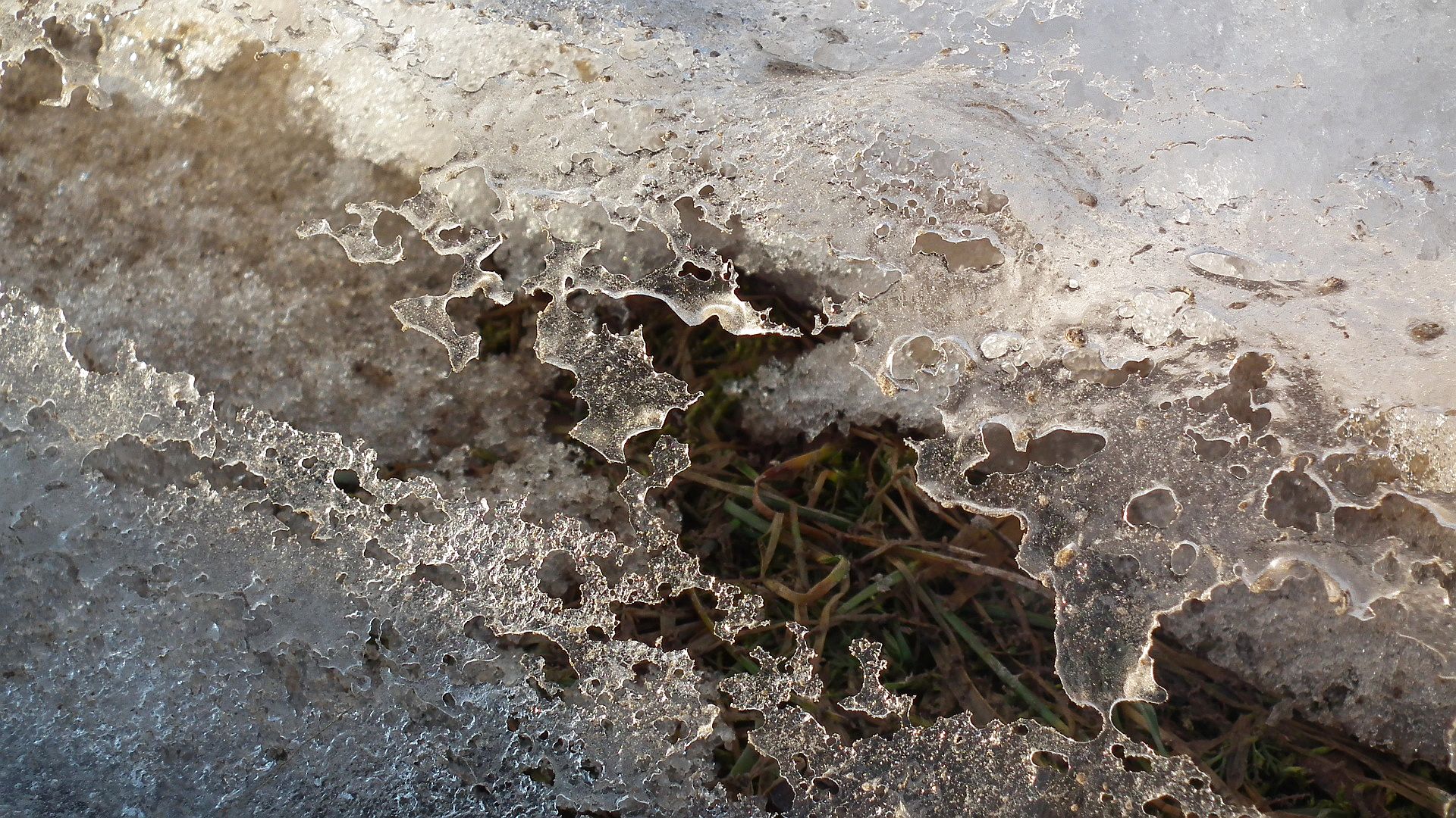 Lód na drodze (trochę roztopiony)